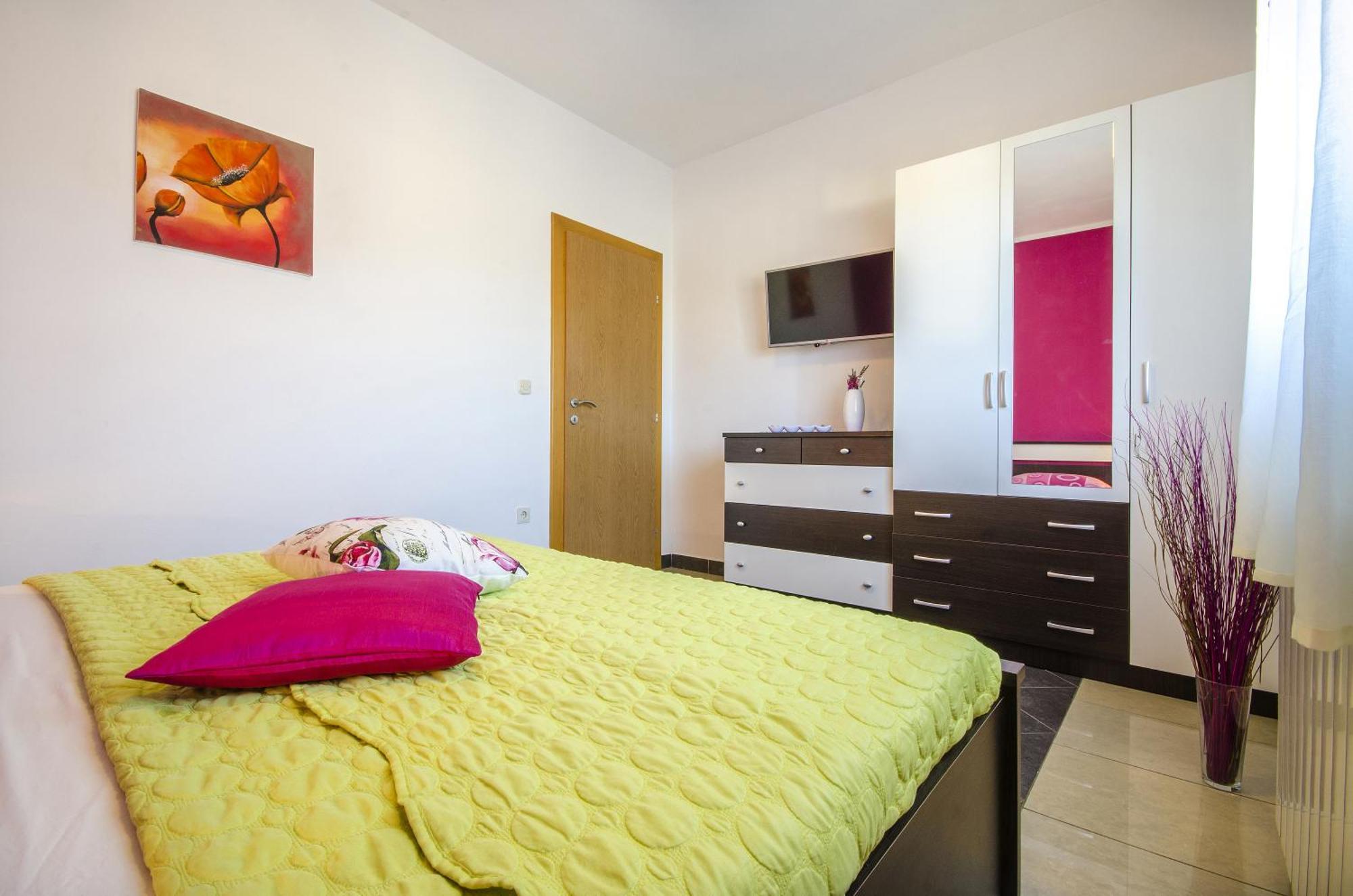 Apartment And Room Marlen Rovinjsko Selo Szoba fotó